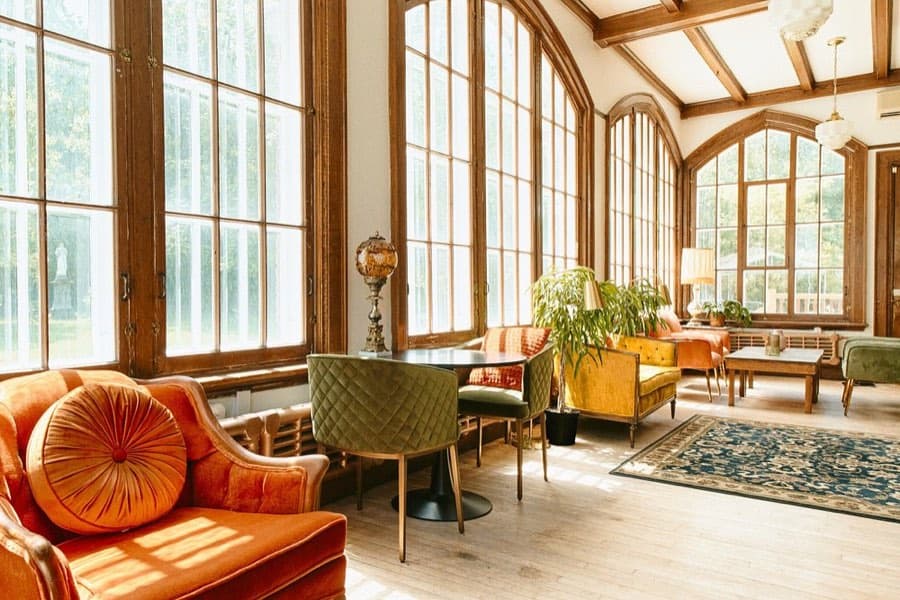 Verrière et salon d’un hôtel (photo d’illustration)