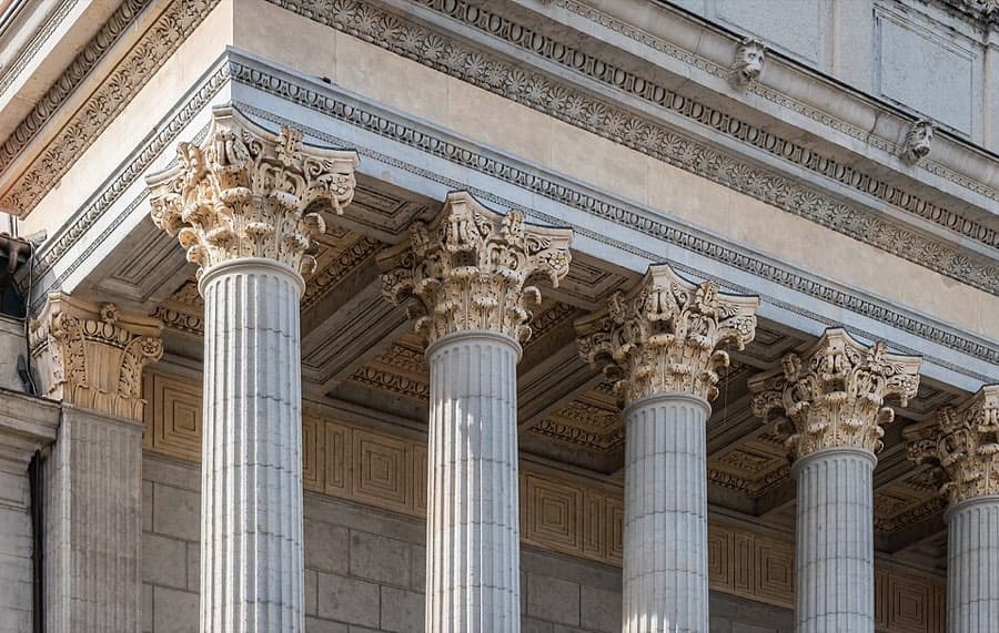 Colonnes du palais de justice historique de Lyon