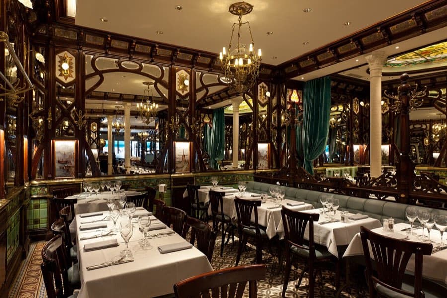 Salle d’une brasserie Art nouveau (photo d’illustration)